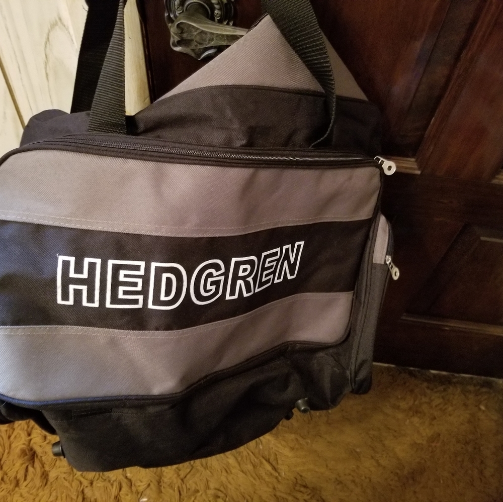 Brand new huge duffle bag. Can be worn on shoulder